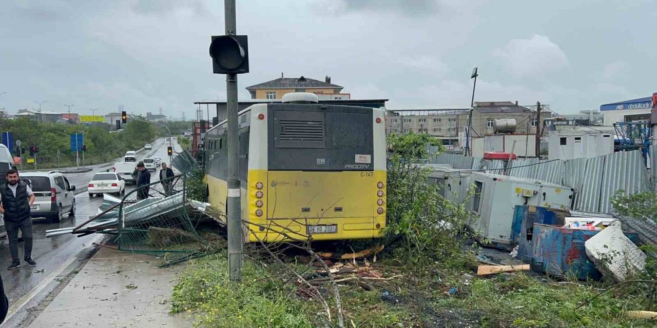 Ümraniye’de Kaldırıma Çıkan İett Otobüsü İş Yerine Daldı