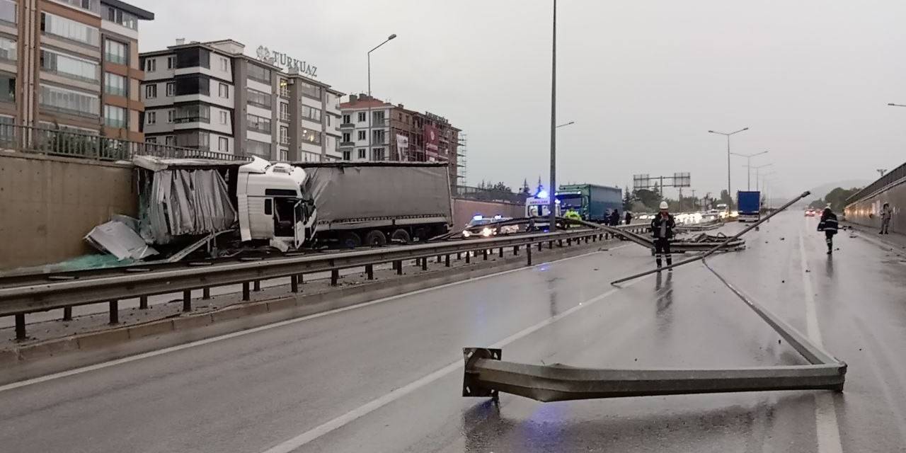 Kontrolden Çıkan Tır Aydınlatma Direğine Ve Duvara Çarptı