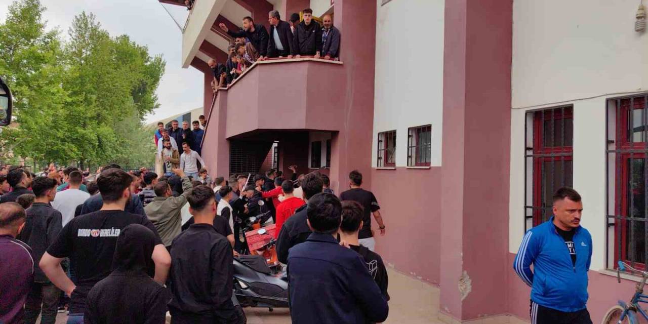 2. Lig’de Maç Sonrası Yaşanan Gerginlikte Futbolcu Ve Taraftar Yaralandı