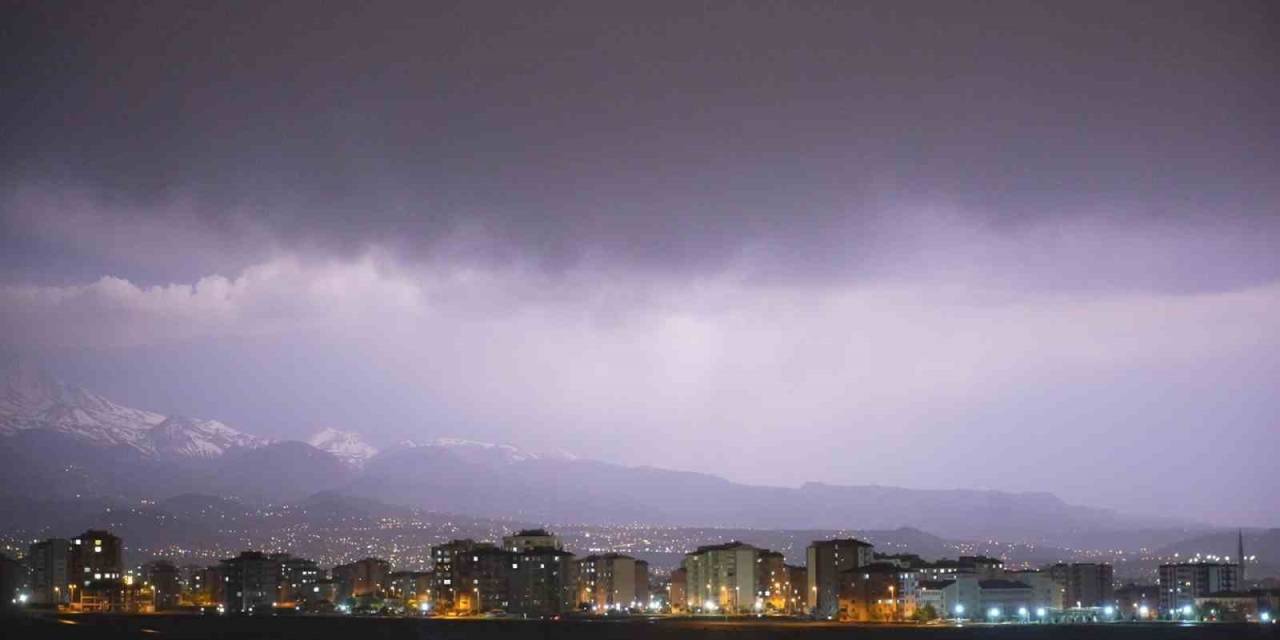 Kayseri’de Şimşekler Geceyi Aydınlattı