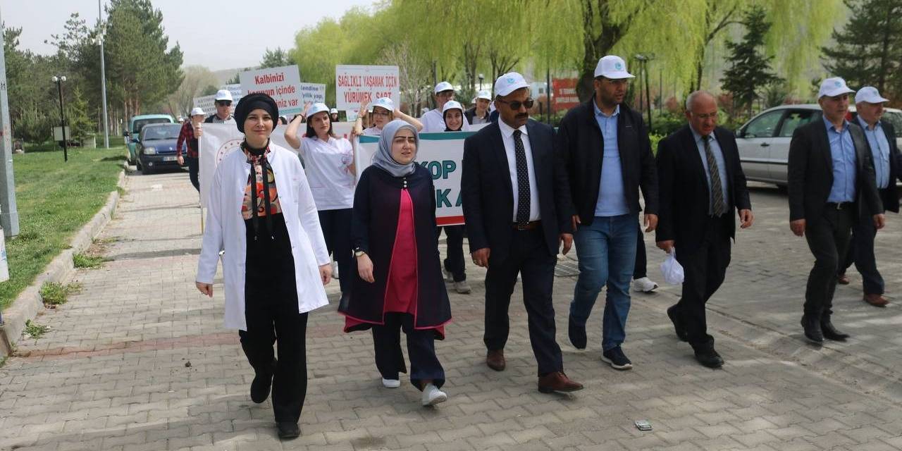 Bayburt’ta Kanser Haftası Dolayısıyla Yürüyüş Yapıldı