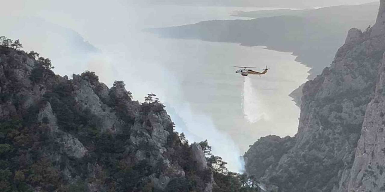 Şahinkaya Kanyonu’nda Orman Yangını: 1 Helikopter Ve 2 Uçak Havadan Müdahale Etti