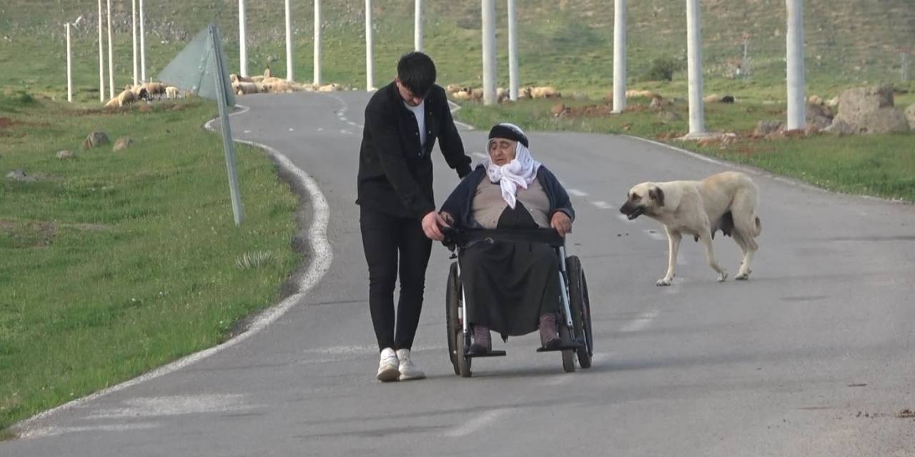 Tek Manzarası Tavan Olan Kadın, 10 Yıl Sonra Köy Meydanına Çıktı