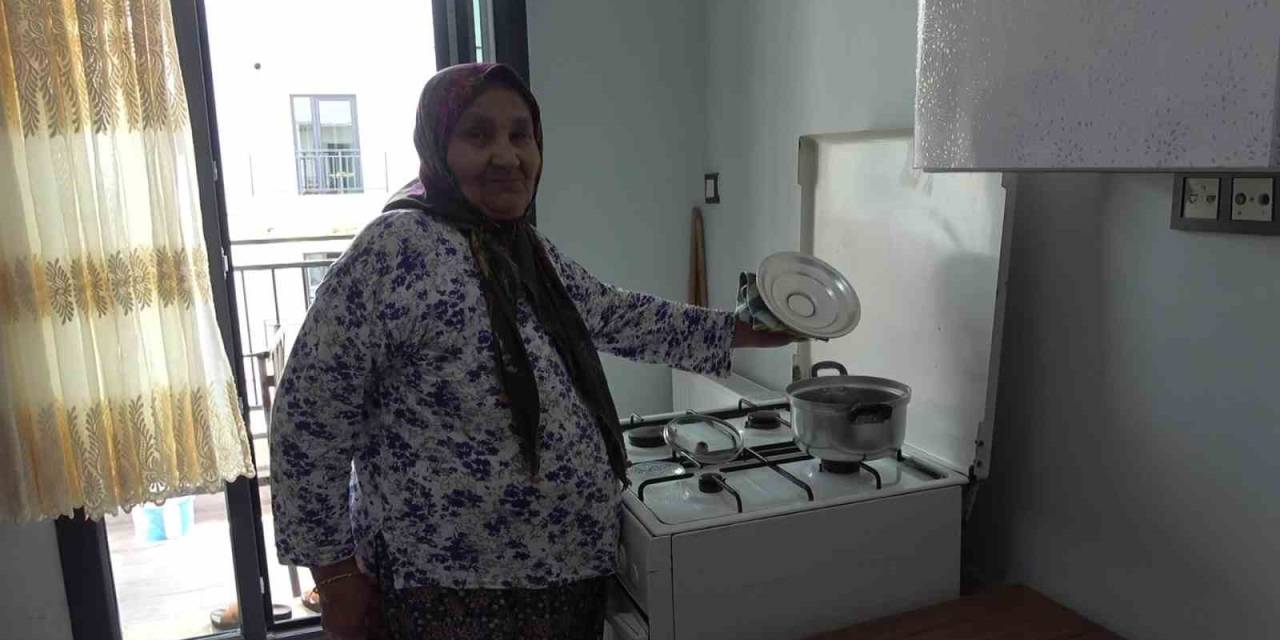 Depremzede Kadının Yeni Yuvasında İlk Yemeği Sarma Oldu