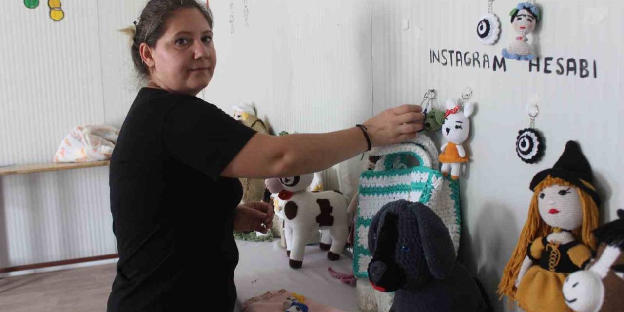 Depremzede Kadınların Elinden Çıkan Amigurumi Bebekler, 300 İle Bin 300 Tl Arasında Alıcı Buluyor