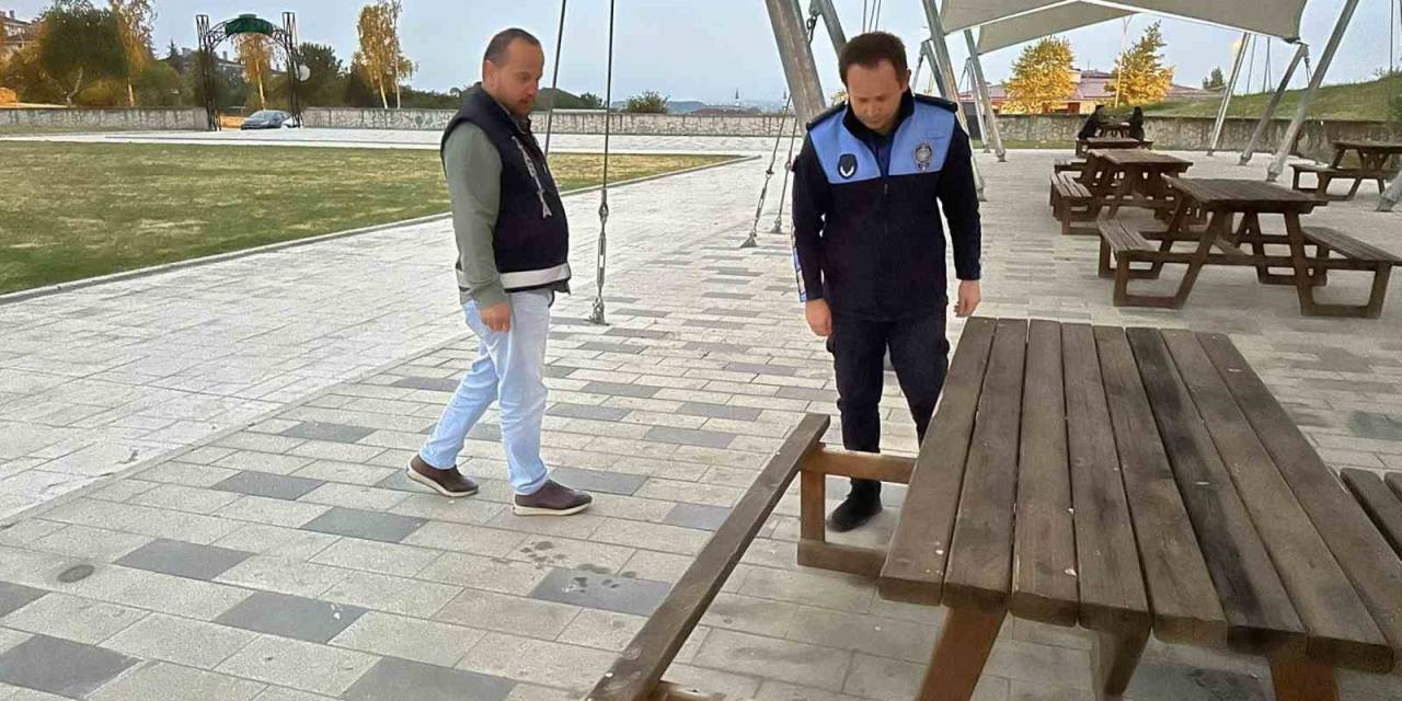 Oturma Banklarını Yaktılar