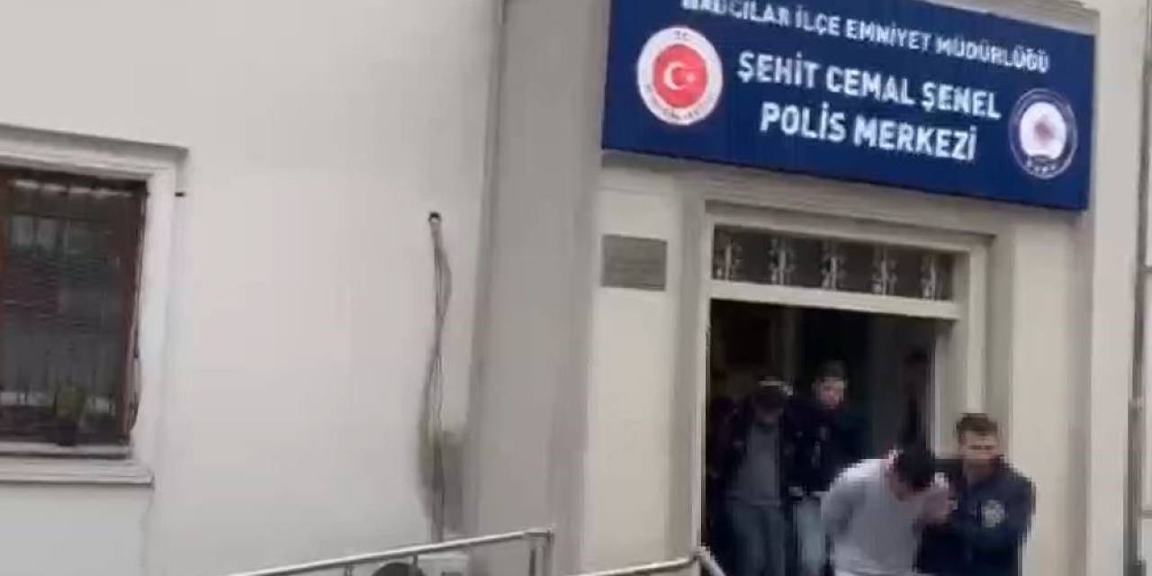Bağcılar’da Sokak Ortasında Bıçaklı Ve Silahlı Saldırı Kamerada