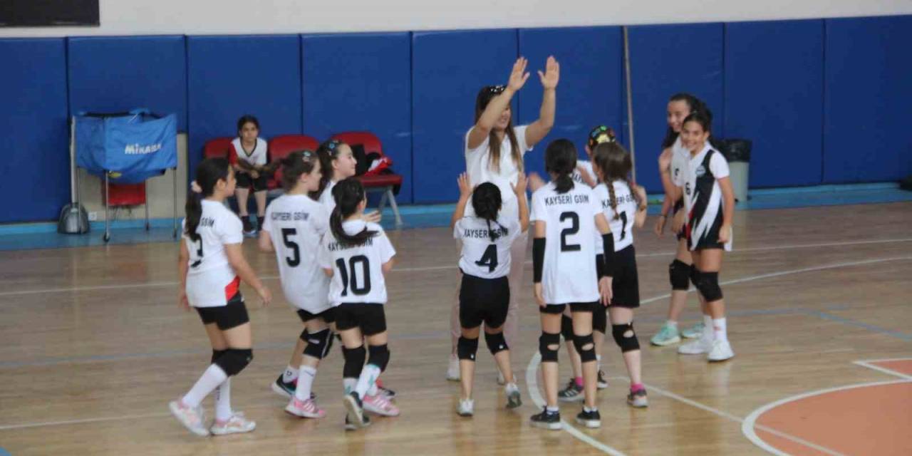 Mini Voleybol Şenliği Başladı