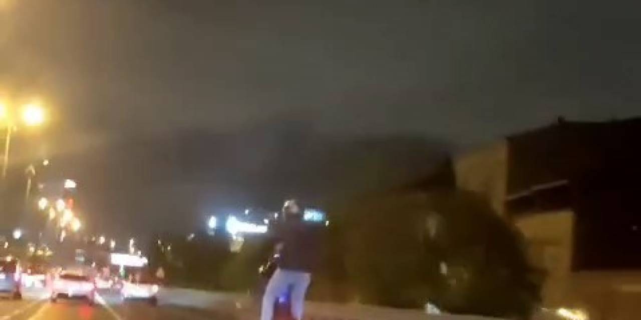 Bayrampaşa’da Motosikletlinin Tek Tekerlek Üzerindeki Tehlikeli Yolculuğu Kamerada