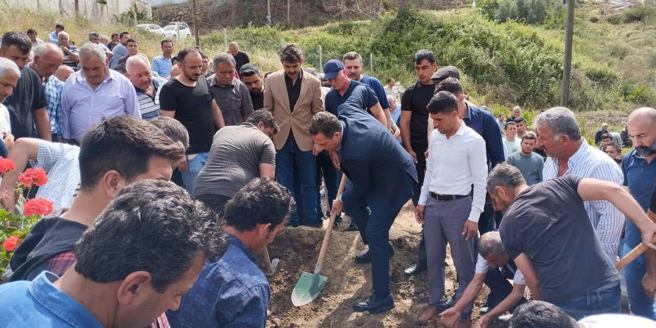 İş Makinesinin Altında Kalan Operatör Toprağa Verildi