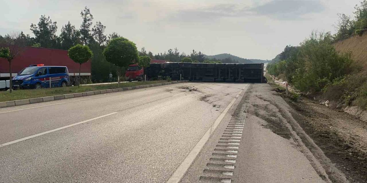 Tokat’ta Un Yüklü Tır Devrildi: Un Çuvalları Yola Savruldu