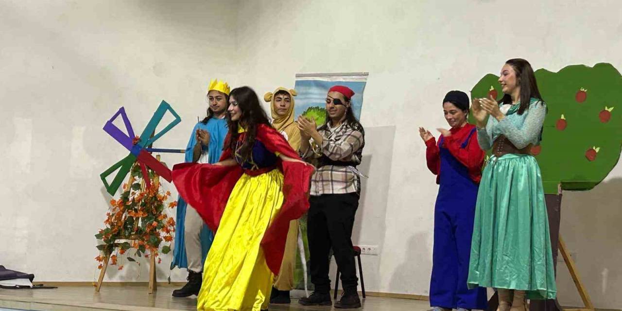 Muğla’da Üniversite Öğrencileri Çocuklara Tiyatro Oyunu Sergiledi