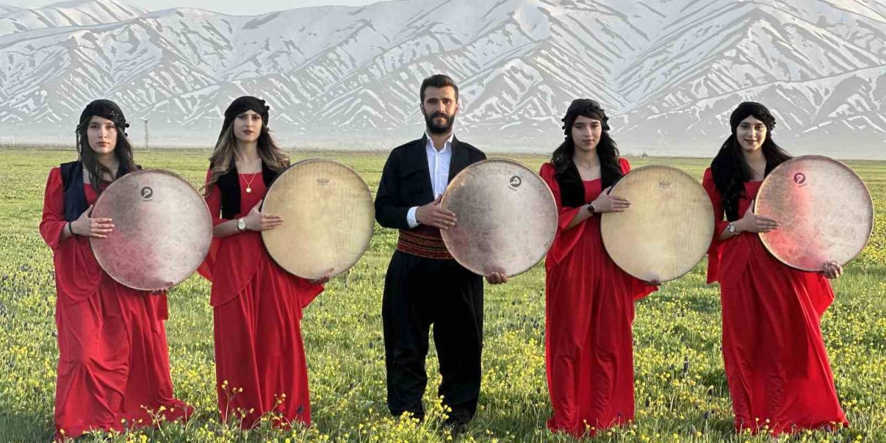 Cilo Dağı’nın Eteklerinde Yöresel Elbiselerle Erbane Gösterisi