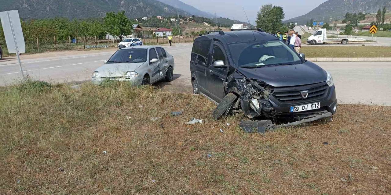 Reşadiye’de Otomobil İle Hafif Ticari Araç Çarpıştı: 2 Kişi Yaralandı