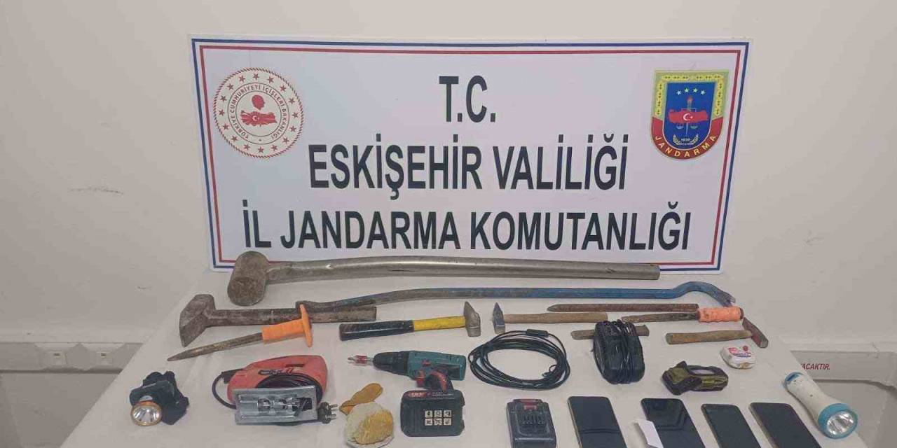 Jandarma Ekiplerinden Kaçak Kazıya Suçüstü