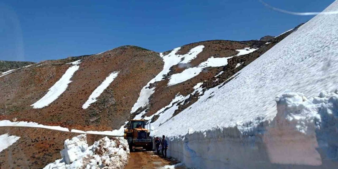 Siirt’te Kaya Parçaları Ve Kar Yolları Kapattı, Ekiplerin Çalışmaları Sonucu Yol Ulaşıma Açıldı