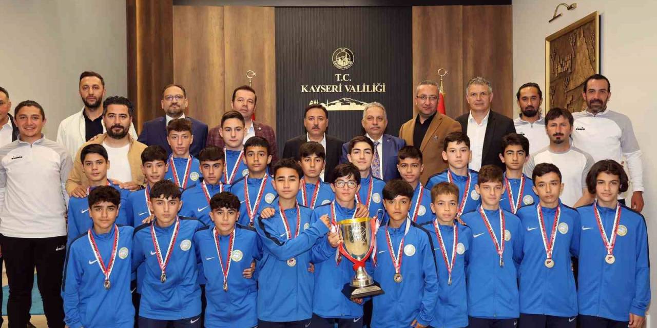 Vali Çiçek’ten Türkiye Şampiyonu Takıma 100 Bin Lira Ödül