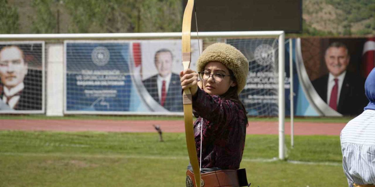 Geleneksel Türk Okçuluğu Sporcuları, Geleneksel Kıyafetleriyle Gümüşhane’de Yarıştı