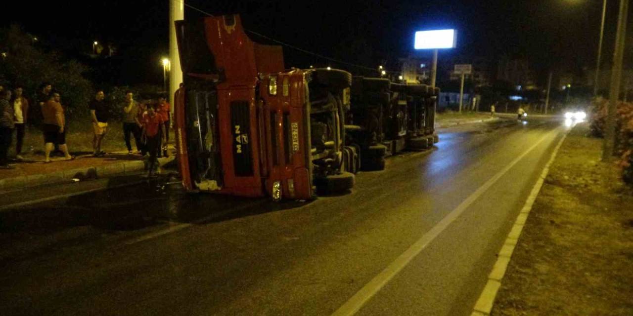 Kontrolden Çıkan Otomobil Kaldırıma Vurdu, Ona Metreler Kala Tır Devrildi