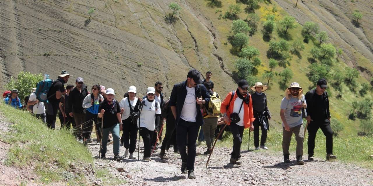 Yüksekovalı Dağcılar Irak Sınırında Doğa Yürüyüşü Yaptı