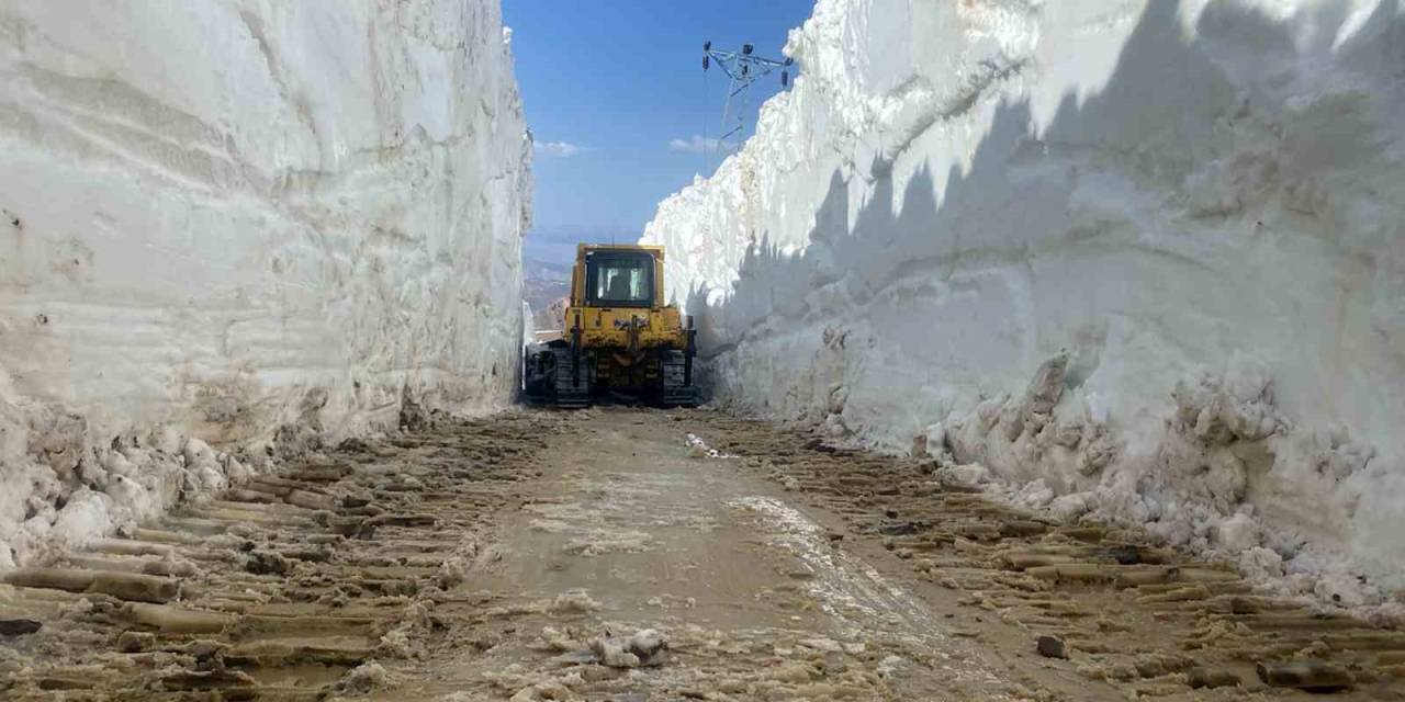 Yüksekova’da 6 Metrelik Kar Tünellerinde Zorlu Çalışma