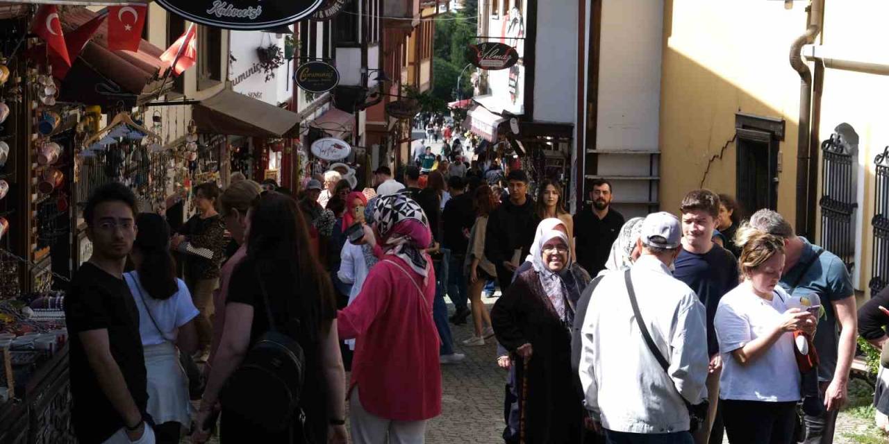 Eskişehir’de Yerli Turist Yoğunluğu Esnafın Yüzünü Güldürdü