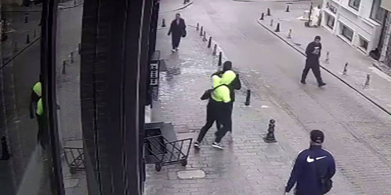 Fatih’te Sokak Ortasında Tek Yumrukla Gasp Kamerada