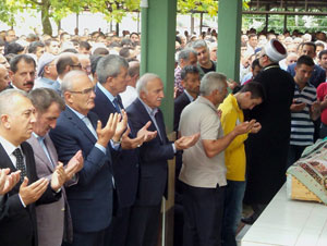 Adalet Bakanı İpek Samsun’da cenazeye katıldı