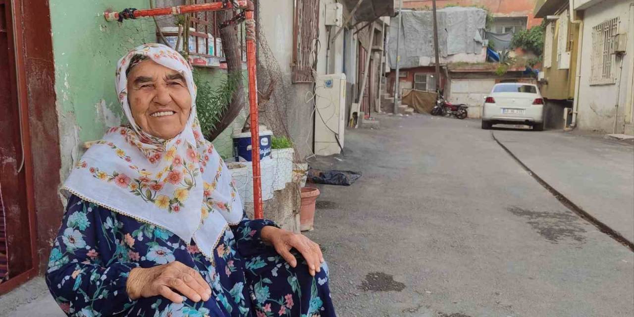 83 Yaşındaki Fatma Teyze Her Gün Evinin Önünü Süpürerek Örnek Oluyor