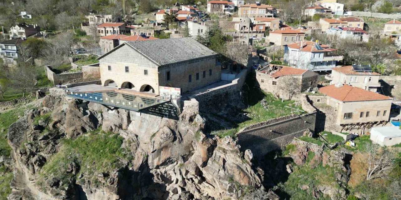 Niğde’nin Cam Terası Manzarasıyla Ziyaretçilerin İlgisini Çekiyor