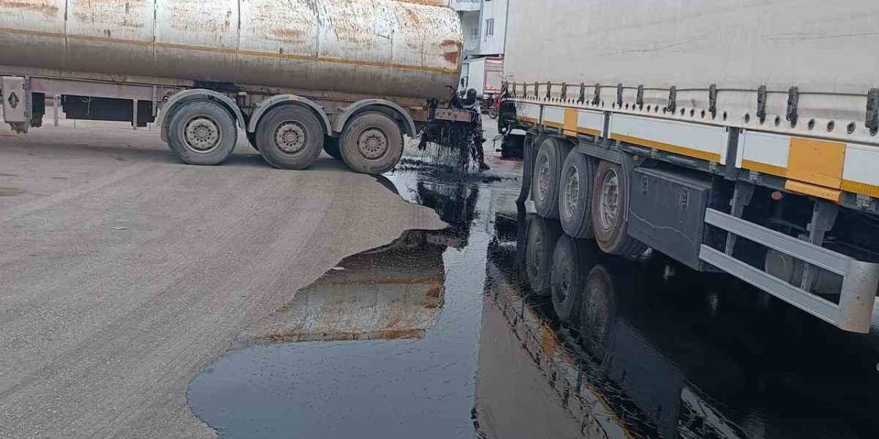 Kazaya Karışan Tankerin Deposu Delindi, Binlerce Litre Yağ Oluk Oluk Yollara Aktı