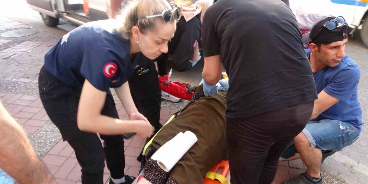 Dakikalarca Bekledi, Son Adımında Otomobilin Altında Kaldı