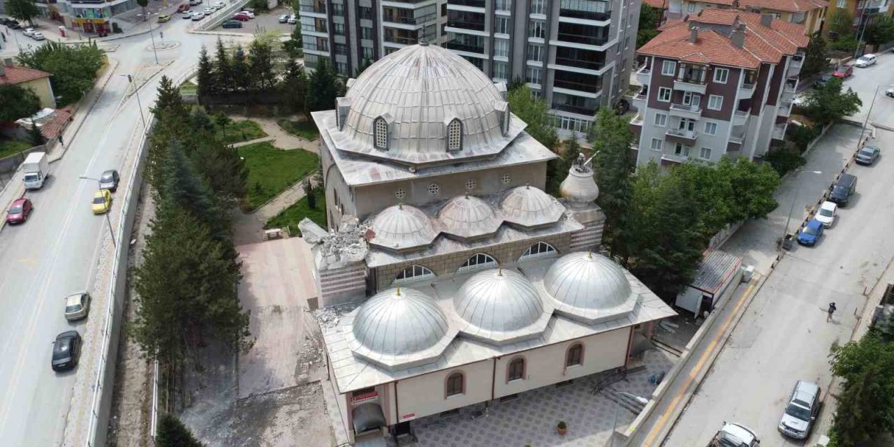 Fırtınada Bir Minaresi Devrilen Caminin Diğer Minaresinin Kontrollü Yıkımı Tamamlandı