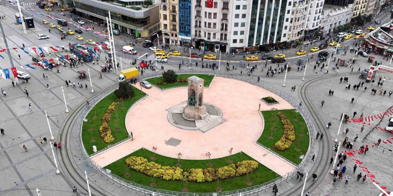 1 Mayıs İçin Demir Bariyerlerle Kapatılan Taksim Meydanı Havadan Görüntülendi