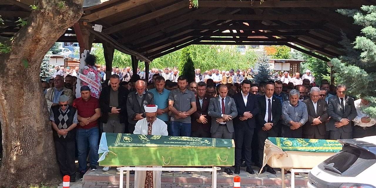 Trafik Kazasında Hayatını Kaybeden Anne Ve Kızı Son Yolculuğuna Uğurlandı