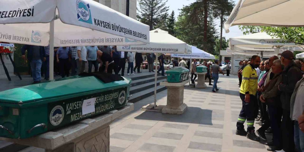 Canlı Yayın Yaparken Kamyon Çarpması Sonucu Hayatını Kaybeden Sosyal Medya Fenomeni Toprağa Verildi