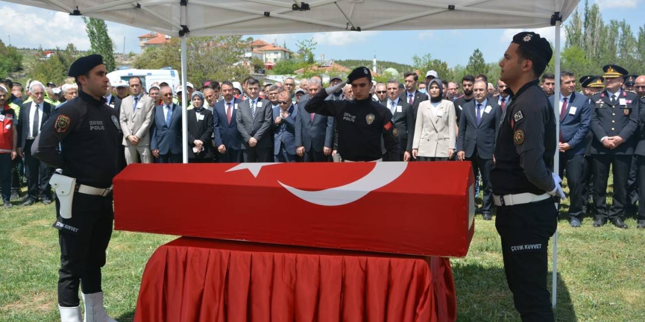 Kazada Şehit Olan Polis Memuru Toprağa Verildi