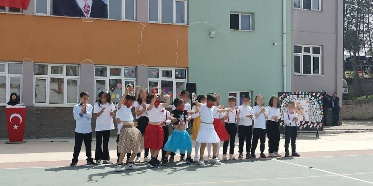 Tokat’ta Erkek Öğrencilere Etek Giydirip Oynattılar