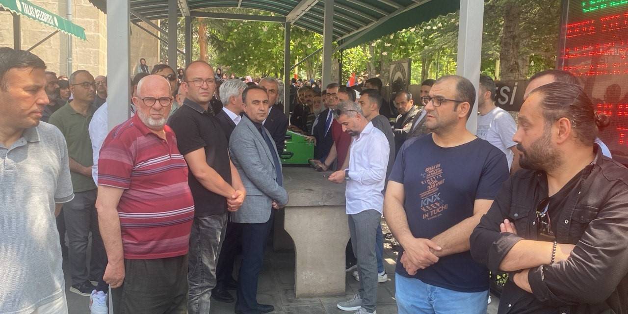 Tramvaya Binmek İçin Karşıya Geçtiği Sırada Otomobilin Çarptığı Erva, Toprağa Verildi