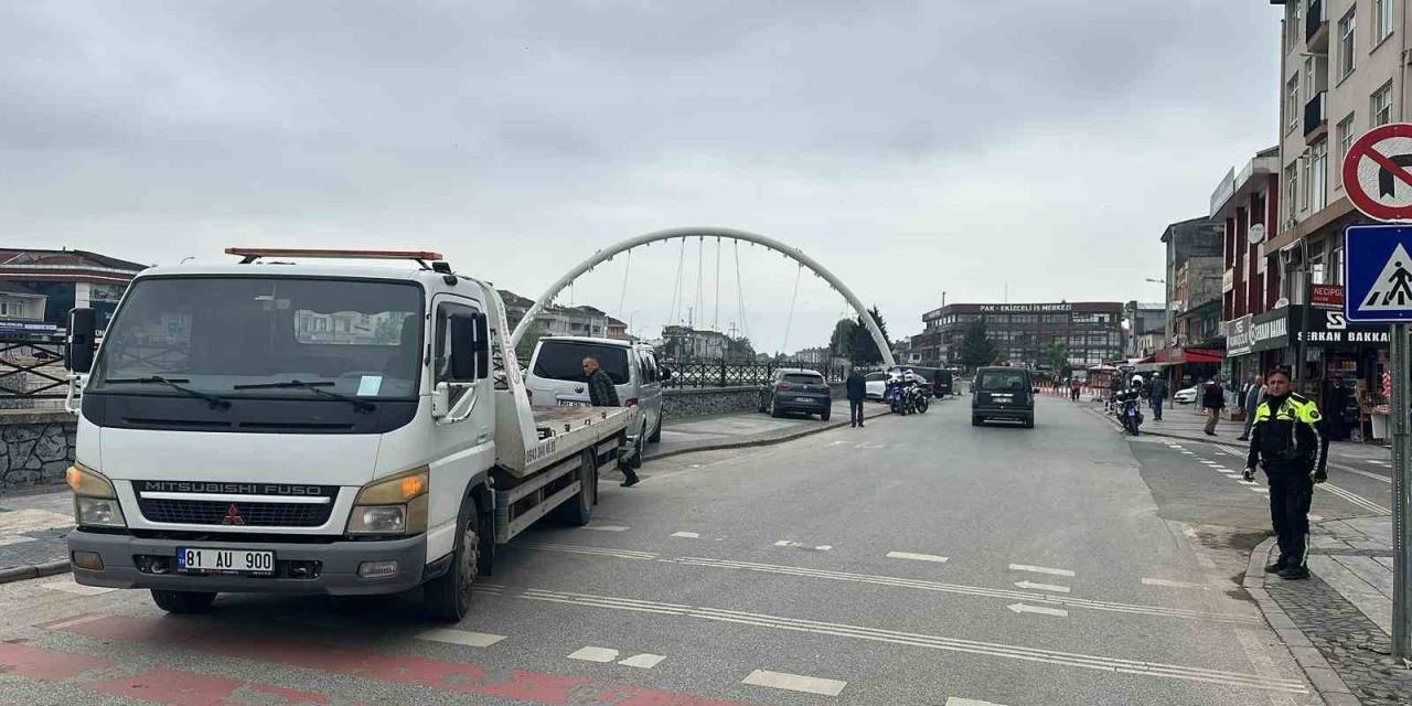 Kaldırımı İşgal Eden Araçlar Çekildi