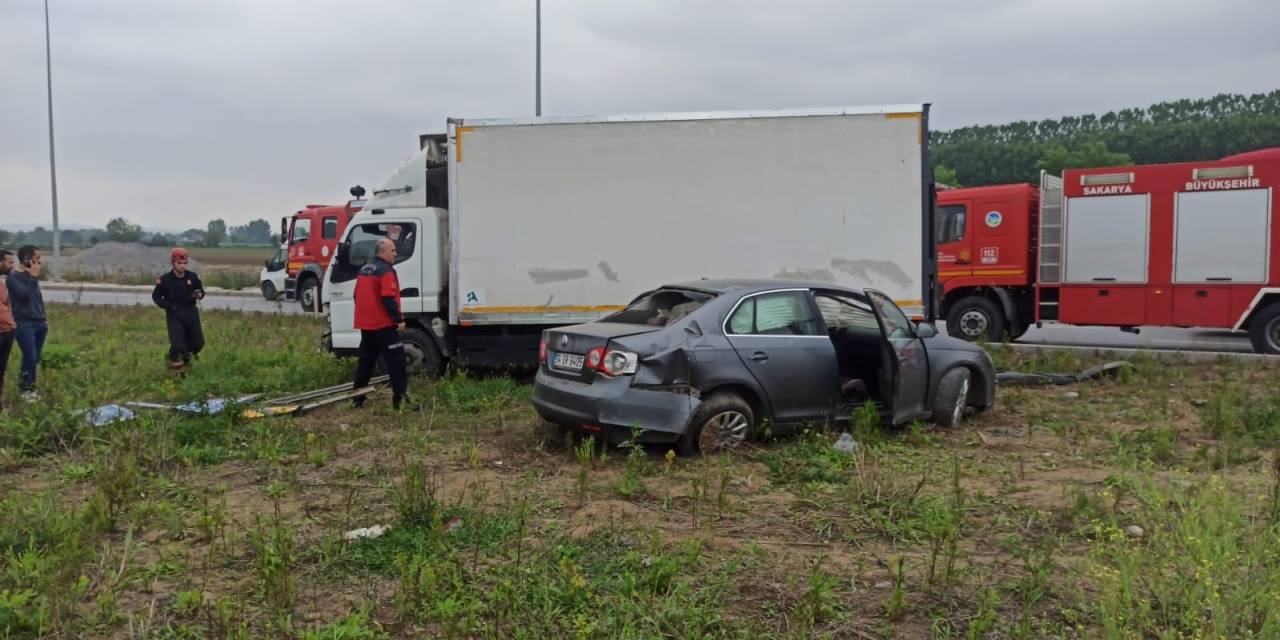Sakarya’da Otomobil İle Kamyonet Çarpıştı: 3 Yaralı