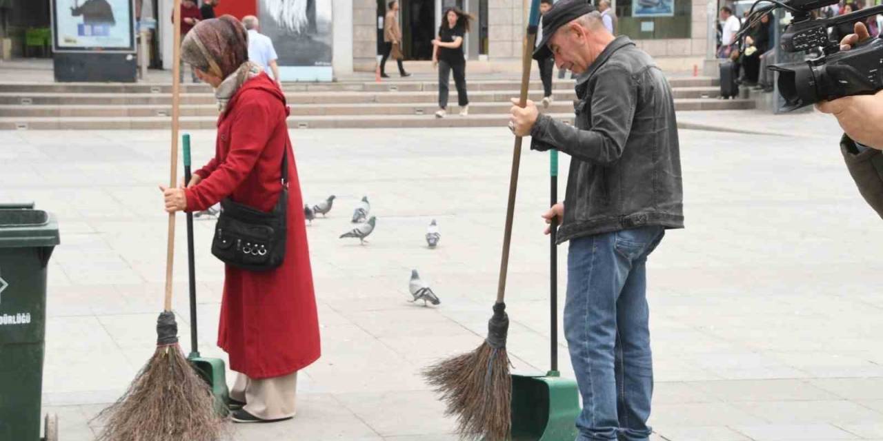 Belediye İşçilerinin Yerine Süpürgelerle Temizlik Yaptılar