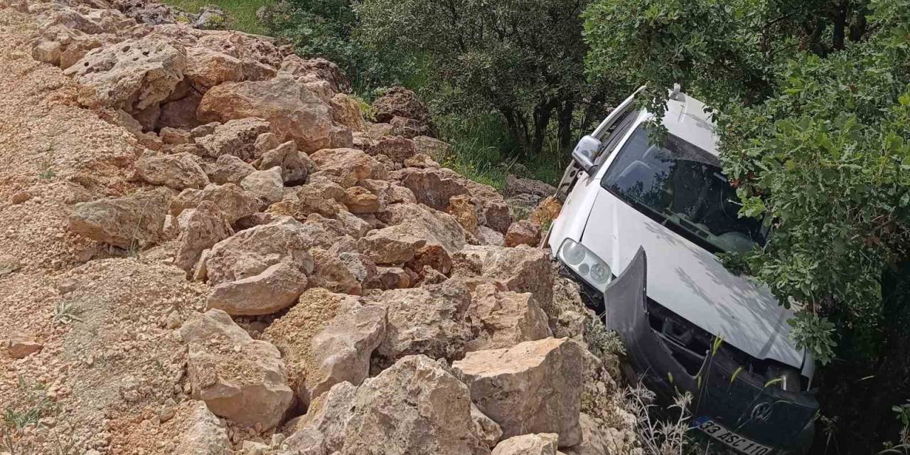 Hafif Ticari Araç Şarampole Devrildi: 1 Yaralı