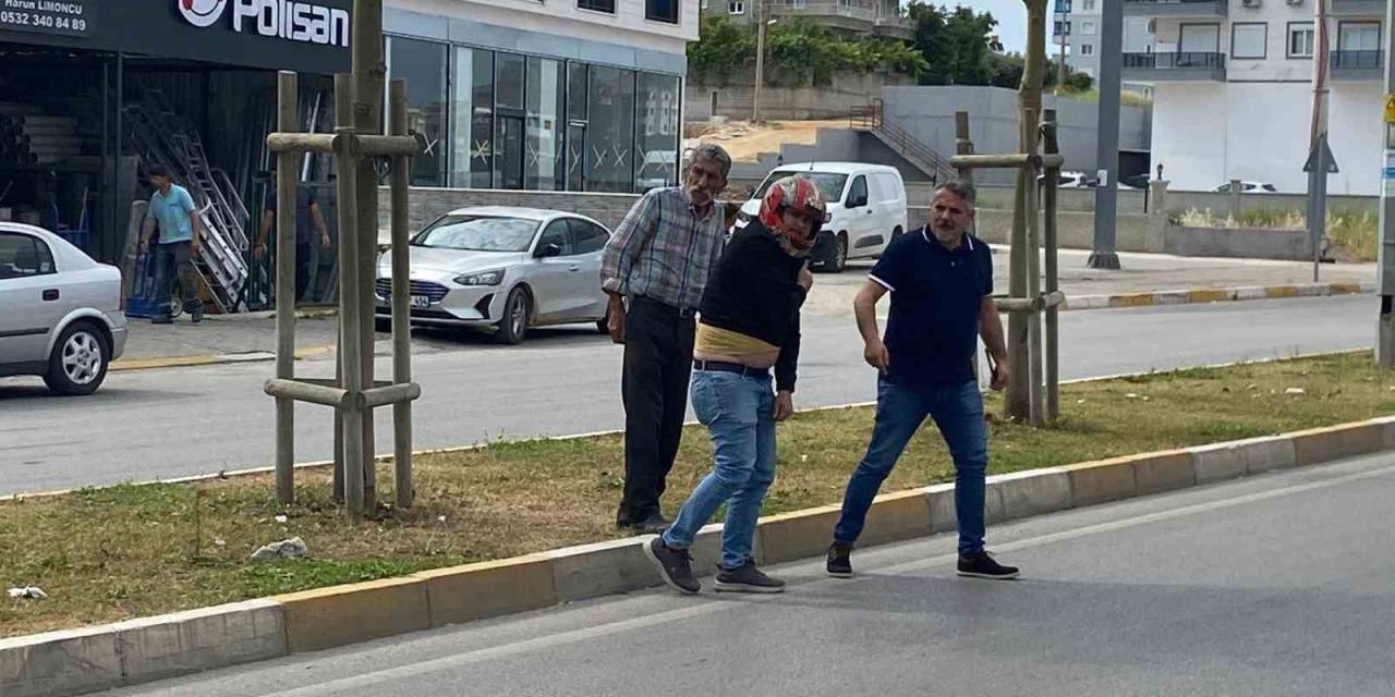 (Düzeltme) Motosiklet Sürücüsü Kaskı Sayesinde Kazayı Ucuz Atlattı