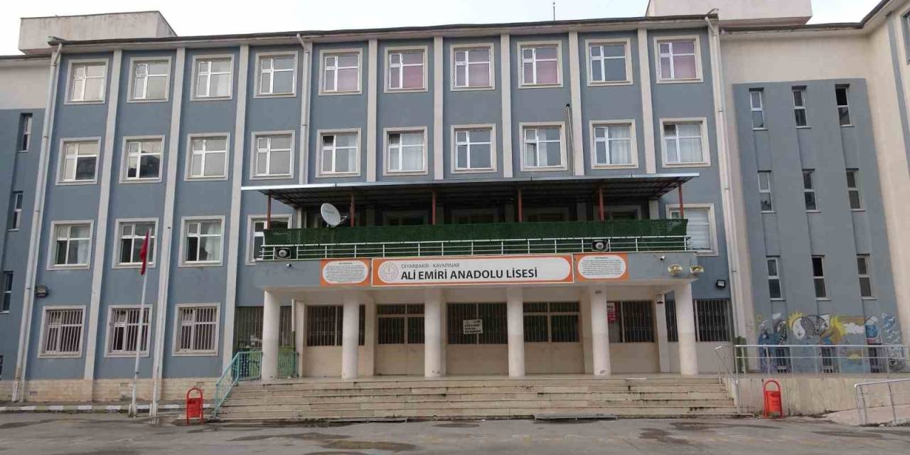 Diyarbakır’da Okul Müdürü Öğrenci Tarafından Bıçaklandı