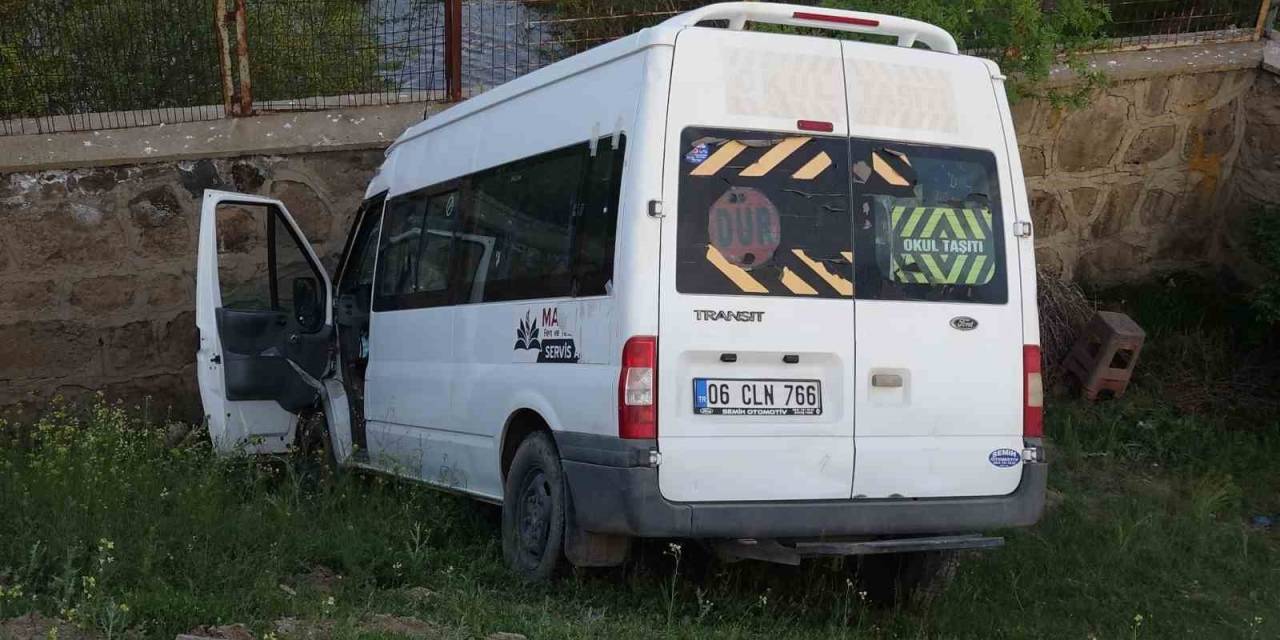 Erciş’te Minibüs Şarampole Uçtu: 1 Yaralı