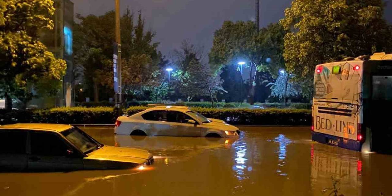 Ankara’da Sağanak Yağmur Nedeniyle Ev Ve İş Yerlerini Su Bastı, Araçlar Mahsur Kaldı