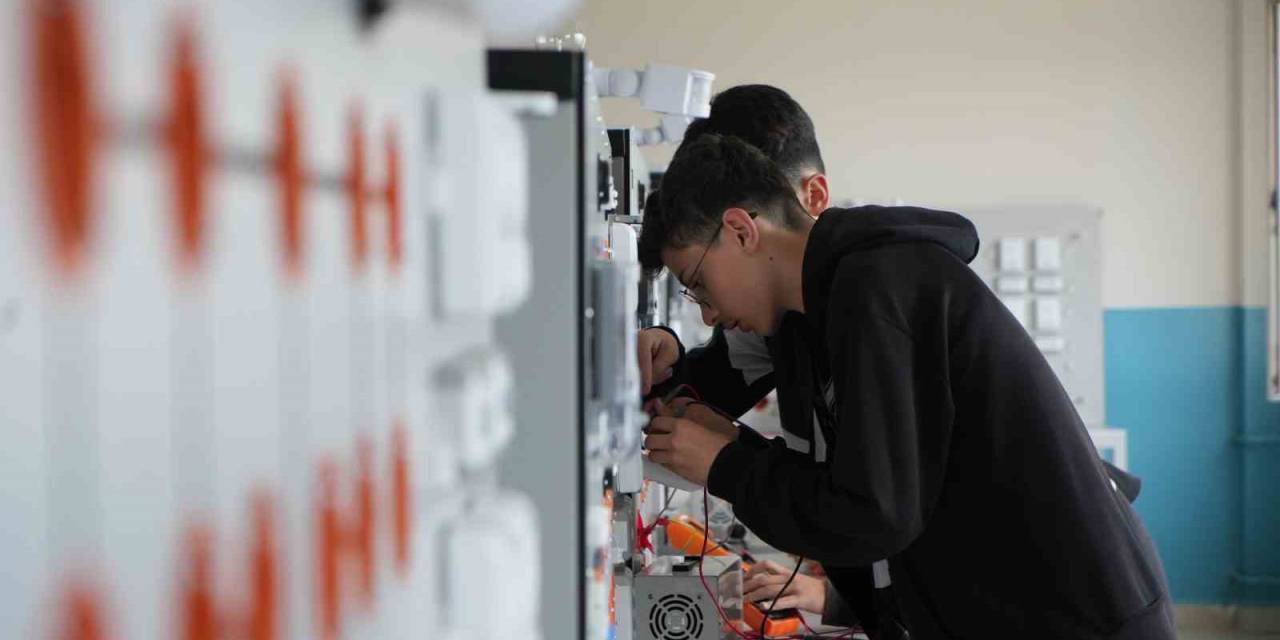 Karadeniz’in Tek Teknoloji Lisesi Geleceğin Gözde Mesleklerine Öğrenci Yetiştiriyor