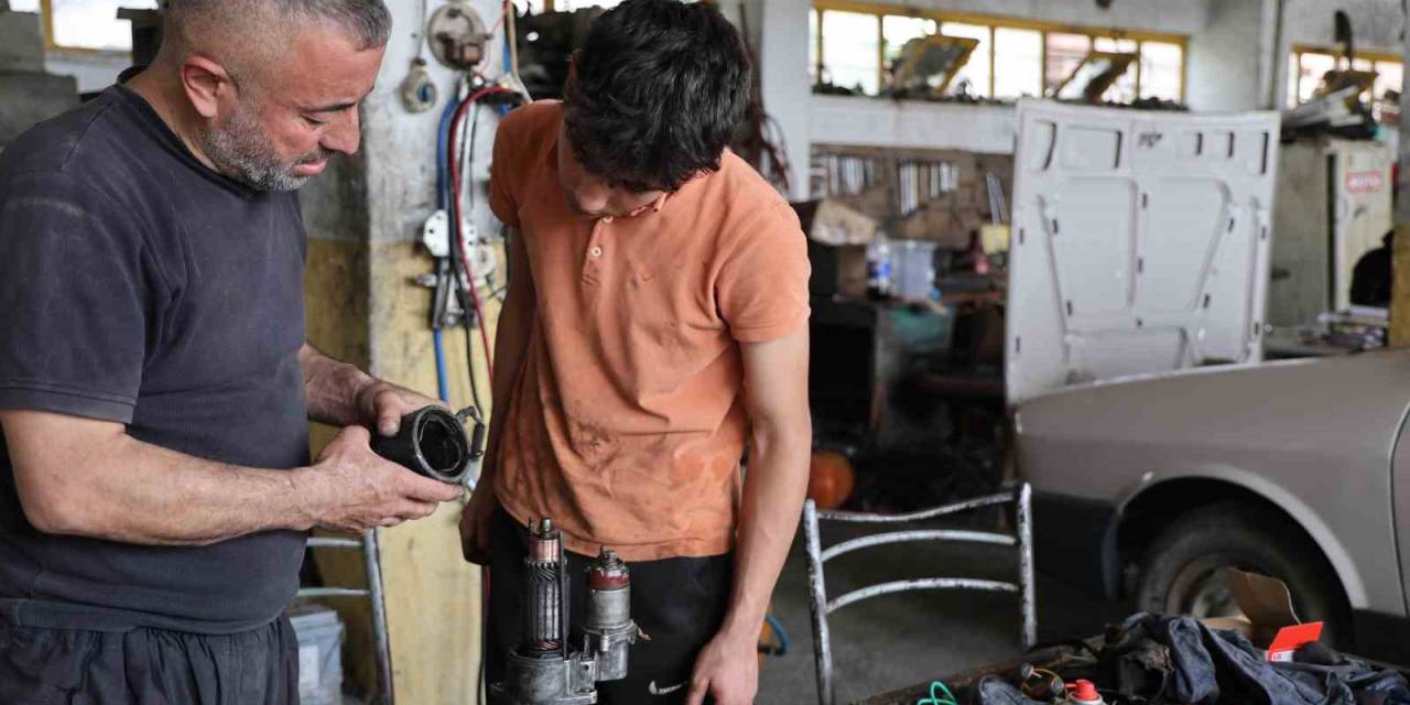 İşçiler Bayrama Tamirhanede Girdi