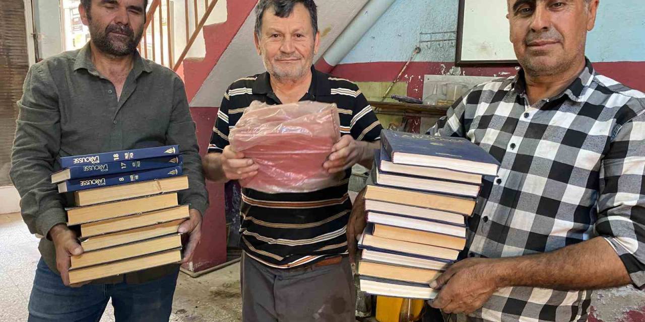 Alıcı Bulamadığı Kitaplarını Geri Dönüşüme Gönderdi